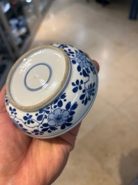 Een Chinees blauw-wit dekseldoosje met decor van antiquiteiten, Kangxi