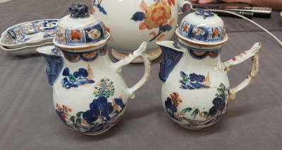 Une grande verseuse en porcelaine de Chine verte-Imari et deux paires de verseuses couvertes sur supports, Kangxi/Qianlong