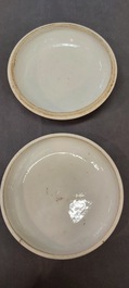 Een Chinees blauw-wit dekseldoosje met decor van antiquiteiten, Kangxi