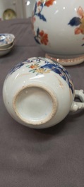 Une grande verseuse en porcelaine de Chine verte-Imari et deux paires de verseuses couvertes sur supports, Kangxi/Qianlong