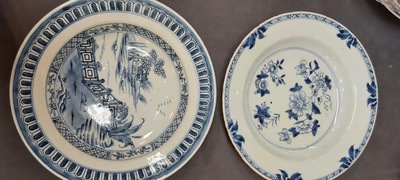 Un grand plat et 26 assiettes en porcelaine de Chine en bleu et blanc, Kangxi/Qianlong