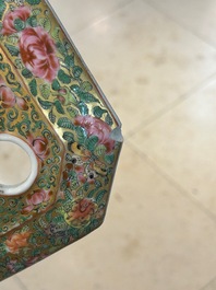 Twee fraaie Chinese Canton famille rose bloemenhouders waarvan &eacute;&eacute;n met vergulde montuur, 19e eeuw