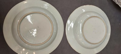 Un grand plat et 26 assiettes en porcelaine de Chine en bleu et blanc, Kangxi/Qianlong