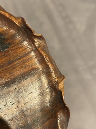 Een Chinese Dehua blanc de Chine penselenwasser met een kikker op lotusblad op houten sokkel, Kangxi/Yongzheng