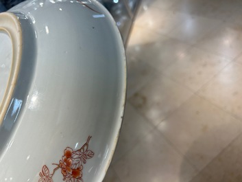 Paire de plats en porcelaine de Chine en rouge de fer et dor&eacute;, Kangxi