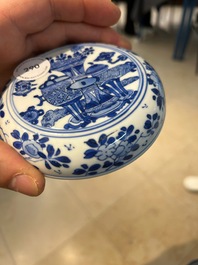 Een Chinees blauw-wit dekseldoosje met decor van antiquiteiten, Kangxi