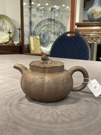 Een Chinese Yixing steengoed theepot met deksel, gesigneerd Li Yong 利永, Yixing zegelmerk, gedateerd 1934