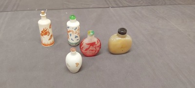 Cinq tabati&egrave;res en porcelaine, agate et verre, Chine, 19/20&egrave;me