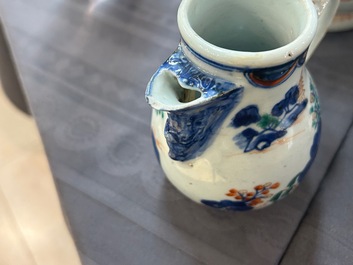 Une grande verseuse en porcelaine de Chine verte-Imari et deux paires de verseuses couvertes sur supports, Kangxi/Qianlong
