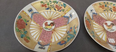 Een paar Chinese famille rose koppen en schotels met hanen, Yongzheng