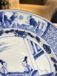 Twee Chinese blauw-witte borden met de Cao zussen, Kangxi merk en periode en Yongzheng