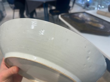 Plat en porcelaine de Chine famille rose &agrave; d&eacute;cor d'un lotus pour le march&eacute; Sud-Est asiatique, Yongzheng