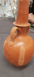 Vase amphorisque romain en sigill&eacute; d&eacute;cor&eacute; de palmettes et d'un frise de texte, Afrique du Nord, 1er/3&egrave;me