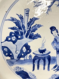 Twee Chinese blauw-witte borden met de Cao zussen, Kangxi merk en periode en Yongzheng