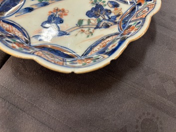 Une grande verseuse en porcelaine de Chine verte-Imari et deux paires de verseuses couvertes sur supports, Kangxi/Qianlong