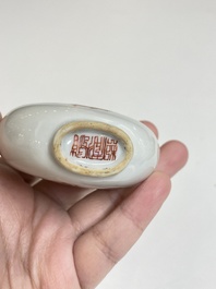Een Chinese snuiffles met ijzerrood en grisaille decor van goudvissen, Daoguang merk en periode