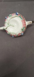 Een Chinese famille rose theepot, vier koppen en drie schotels, Yongzheng