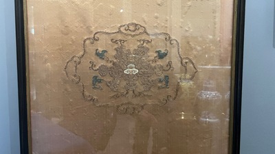 Een Chinese met metaaldraad geborduurde zijden stoelbekleding, Qianlong