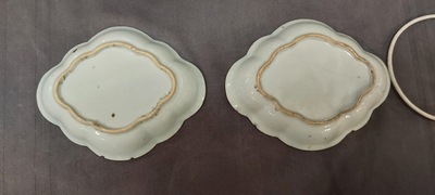 Une grande verseuse en porcelaine de Chine verte-Imari et deux paires de verseuses couvertes sur supports, Kangxi/Qianlong