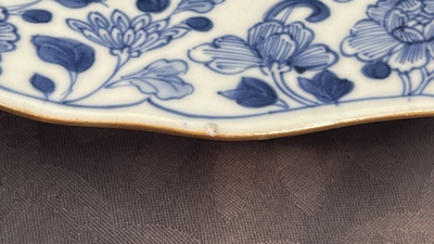 Une paire de plats et six assiettes en porcelaine de Chine en bleu et blanc, Kangxi/Qianlong