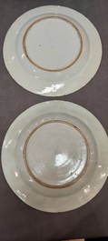 Un grand plat et 26 assiettes en porcelaine de Chine en bleu et blanc, Kangxi/Qianlong