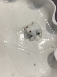 Een Chinese Dehua blanc de Chine penselenwasser met een kikker op lotusblad op houten sokkel, Kangxi/Yongzheng