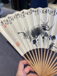 Wang Renshou 汪仁壽 (1875-1936): Eventail &agrave; d&eacute;cor d'un crabe, de chrysanth&egrave;mes et de calligraphie, encre sur papier avec bambou, dat&eacute; 1932