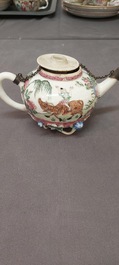 Een Chinese famille rose theepot, vier koppen en drie schotels, Yongzheng
