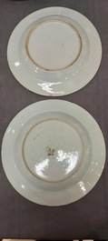 Un grand plat et 26 assiettes en porcelaine de Chine en bleu et blanc, Kangxi/Qianlong