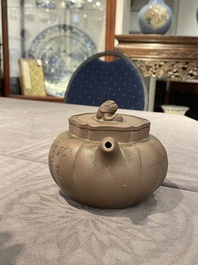 Een Chinese Yixing steengoed theepot met deksel, gesigneerd Li Yong 利永, Yixing zegelmerk, gedateerd 1934
