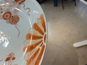 Paire de plats en porcelaine de Chine en rouge de fer et dor&eacute;, Kangxi
