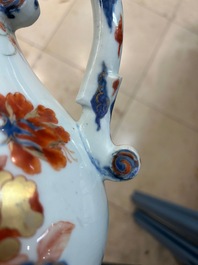 Une grande verseuse en porcelaine de Chine verte-Imari et deux paires de verseuses couvertes sur supports, Kangxi/Qianlong