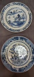 Un grand plat et 26 assiettes en porcelaine de Chine en bleu et blanc, Kangxi/Qianlong