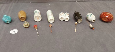 Vier Chinese famille rose snuifflessen en vier diverse snuifflessen, 19/20e eeuw