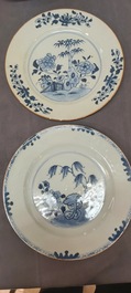 Un grand plat et 26 assiettes en porcelaine de Chine en bleu et blanc, Kangxi/Qianlong