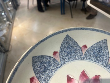 Plat en porcelaine de Chine famille rose &agrave; d&eacute;cor d'un lotus pour le march&eacute; Sud-Est asiatique, Yongzheng
