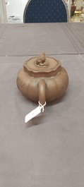 Een Chinese Yixing steengoed theepot met deksel, gesigneerd Li Yong 利永, Yixing zegelmerk, gedateerd 1934