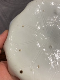 Een Chinese Dehua blanc de Chine penselenwasser met een kikker op lotusblad op houten sokkel, Kangxi/Yongzheng