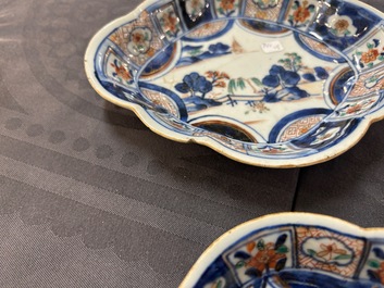 Une grande verseuse en porcelaine de Chine verte-Imari et deux paires de verseuses couvertes sur supports, Kangxi/Qianlong