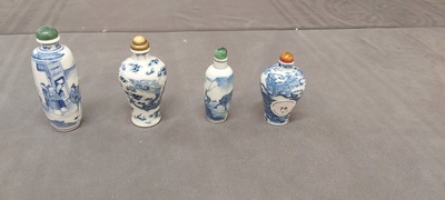 Vier Chinese blauw-witte snuifflessen, 18/19e eeuw