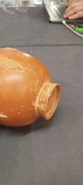 Vase amphorisque romain en sigill&eacute; d&eacute;cor&eacute; de palmettes et d'un frise de texte, Afrique du Nord, 1er/3&egrave;me