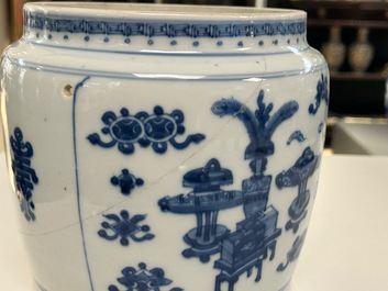 Een Chinese blauw-witte pot met decor van antiquiteiten, Kangxi