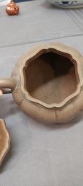 Een Chinese Yixing steengoed theepot met deksel, gesigneerd Li Yong 利永, Yixing zegelmerk, gedateerd 1934
