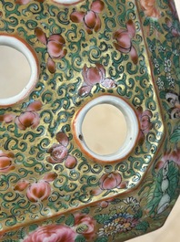 Twee fraaie Chinese Canton famille rose bloemenhouders waarvan &eacute;&eacute;n met vergulde montuur, 19e eeuw
