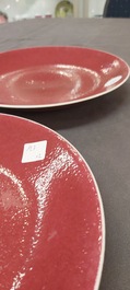 Een paar Chinese monochrome robijnrode schotels, Jiaqing merk en periode