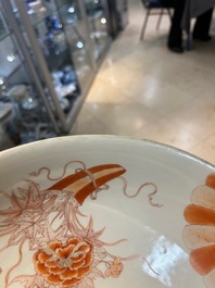 Paire de plats en porcelaine de Chine en rouge de fer et dor&eacute;, Kangxi