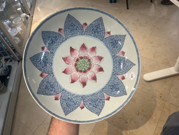 Plat en porcelaine de Chine famille rose &agrave; d&eacute;cor d'un lotus pour le march&eacute; Sud-Est asiatique, Yongzheng