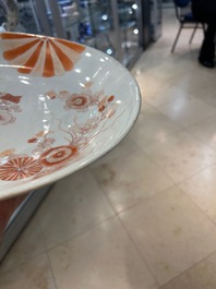 Paire de plats en porcelaine de Chine en rouge de fer et dor&eacute;, Kangxi