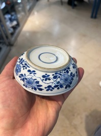 Een Chinees blauw-wit dekseldoosje met decor van antiquiteiten, Kangxi