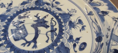 Paire de plats en porcelaine de Chine en bleu et blanc aux m&eacute;daillons centraux bomb&eacute;s, Kangxi